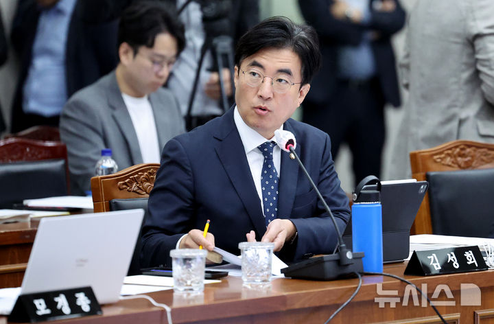 [안동=뉴시스] 이무열 기자 = 김성회 더불어민주당 의원이 17일 오전 경북 안동시 경북도청에서 열린 국회 행정안전위원회의 경북도에 대한 국정감사에서 질의하고 있다. 2024.10.17. lmy@newsis.com