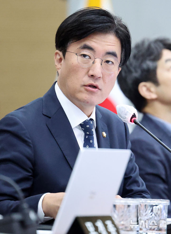 [안동=뉴시스] 이무열 기자 = 김성회 더불어민주당 의원이 17일 오전 경북 안동시 경북도청에서 열린 국회 행정안전위원회의 경북도에 대한 국정감사에서 질의하고 있다. 2024.10.17. lmy@newsis.com