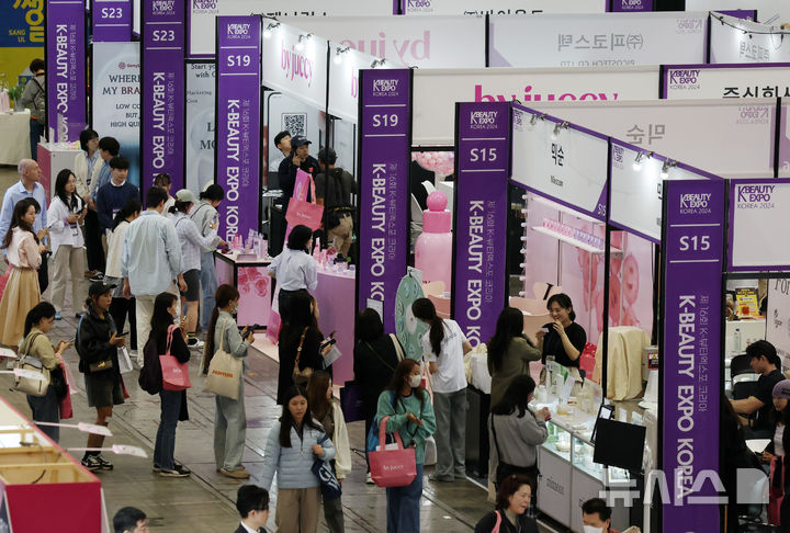 [고양=뉴시스] 이영환 기자 = 지난해 10월17일 오전 경기 고양시 킨텍스에서 열린 2024 K-뷰티 엑스포 코리아에서 바이어와 참관객들이 부스를 살펴보고 있다. 2024.10.17. 20hwan@newsis.com