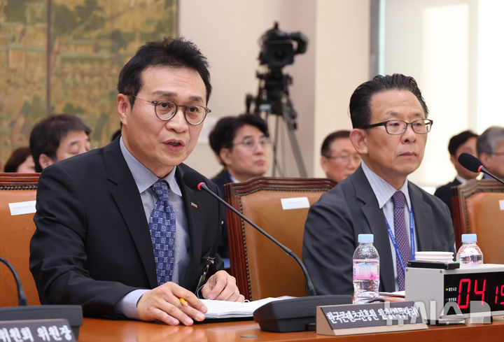 [서울=뉴시스] 고승민 기자 = 유현석 한국콘텐츠진흥원장이 17일 서울 여의도 국회에서 열린 문화체육관광위원회의 한국콘텐츠진흥원 등 국정감사에서 김재원 조국혁신당 의원 질의에 답하고 있다. 2024.10.17. kkssmm99@newsis.com