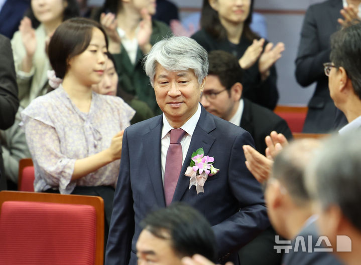 [서울=뉴시스] 김금보 기자 = 이종석 헌법재판소장이 17일 헌법재판소에서 열린 퇴임식에 입장하고 있다. 2024.10.17. kgb@newsis.com