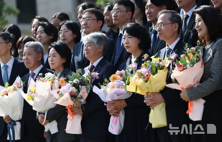 [서울=뉴시스] 김금보 기자 = 이종석 헌법재판소장, 이영진·김기영 헌법재판관이 17일 헌법재판소에서 퇴임식을 마치고 기념촬영을 하고 있다. 2024.10.17. kgb@newsis.com