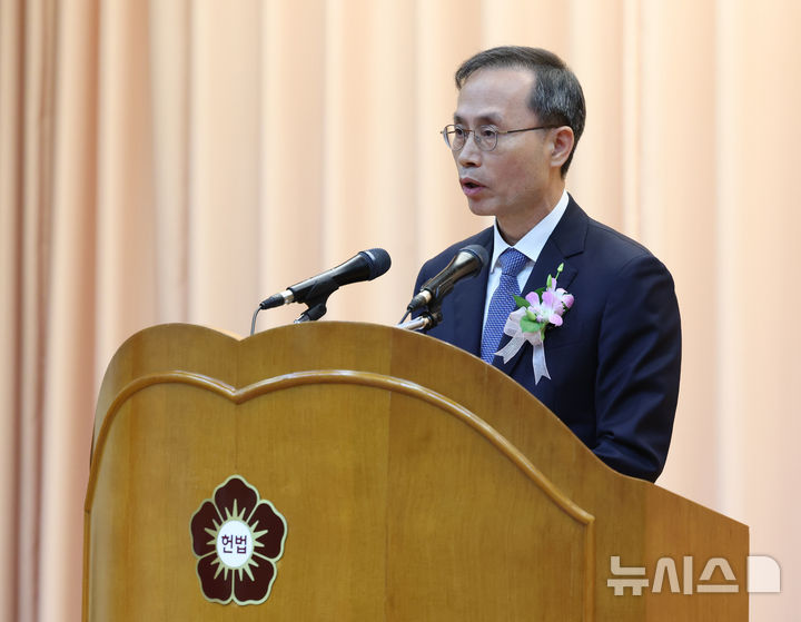 [서울=뉴시스] 김금보 기자 = 김기영 헌법재판관이 17일 헌법재판소에서 퇴임사를 하고 있다. 2024.10.17. kgb@newsis.com