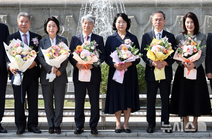 [서울=뉴시스] 김금보 기자 = 이종석 헌법재판소장, 이영진·김기영 헌법재판관이 17일 헌법재판소에서 퇴임식을 마치고 기념촬영을 하고 있다. 2024.10.17. kgb@newsis.com