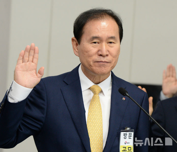 [울산=뉴시스] 배병수 기자 = 김동섭 한국석유공사 사장이 17일 오후 울산 중구 석유공사에서 열린 산업통상자원부 국정감사에서 증인선서를 하고 있다. 2024.10.17.bbs@newsis.com.