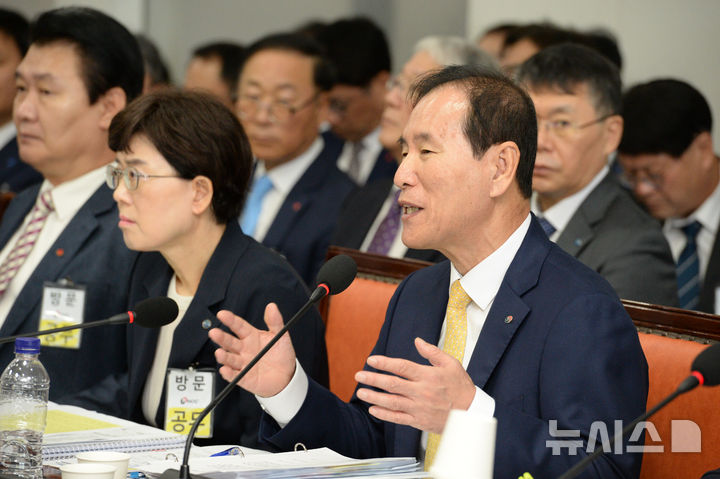 [울산=뉴시스] 배병수 기자 = 17일 오후 울산 중구 석유공사에서 열린 산업통상자원부 국정감사에서 김동섭 한국석유공사 사장이 의원들의 질문에 답하고 있다. 2024.10.17.bbs@newsis.com.