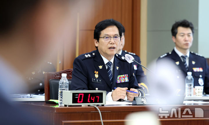 [안동=뉴시스] 이무열 기자 = 김철문 전 경북경찰청장이 지난해 10월17일 오후 경북 안동시 경북경찰청에서 열린 국회 행정안전위원회의 경북경찰청에 대한 국정감사에서 의원들의 질의에 답하고 있다. 2024.10.17. lmy@newsis.com