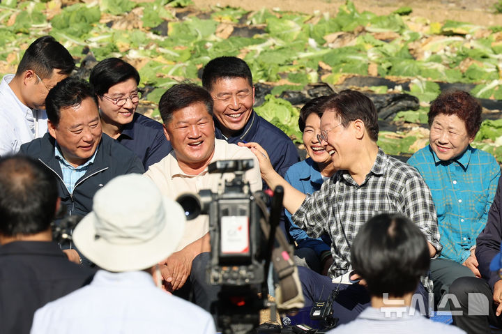 [평창=뉴시스] 권창회 기자 = 이재명 더불어민주당 대표가 17일 오후 강원 평창군 한 배추농가에서 배추값 안정화를 위한 현장간담회를 열고 지역농민과 대화하고 있다. 2024.10.17. kch0523@newsis.com