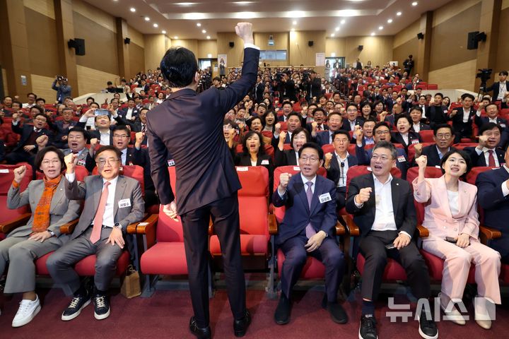 [서울=뉴시스] 조성봉 기자 = 한동훈 국민의힘 대표를 비롯한 참석자들이 17일 오후 서울 여의도 국회 의원회관 대회의실에서 열린 '2024 국민의힘 전국 광역의원 연수'에서 '똘똘 뭉치자' 구호를 외치고 있다. 2024.10.17. suncho21@newsis.com