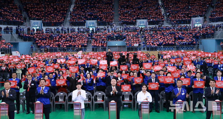 [강릉=뉴시스] 최진석 기자 = 윤석열 대통령이 17일 강원도 강릉시 아이스 아레나에서 열린 2024년 바르게살기운동 전국회원대회에서 참석자들과 '자유와 번영의 대한민국' 퍼포먼스에 참여하고 있다. 왼쪽부터 이상민 행정안전부 장관, 김상훈 바르게살기운동 중앙협의회장, 김종욱 중앙협의회 청년 대표, 윤 대통령, 이은소 중앙협의회 청년 대표, 조세연 강원특별자치도 협의회장, 김진태 강원특별자치도지사. (대통령실통신사진기자단) 2024.10.17. myjs@newsis.com