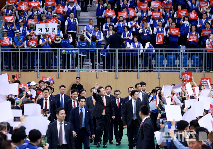 [강릉=뉴시스] 최진석 기자 = 윤석열 대통령이 17일 강원도 강릉시 아이스 아레나에서 열린 2024년 바르게살기운동 전국회원대회에 입장하며 참석자들에게 인사하고 있다. (대통령실통신사진기자단) 2024.10.17. myjs@newsis.com