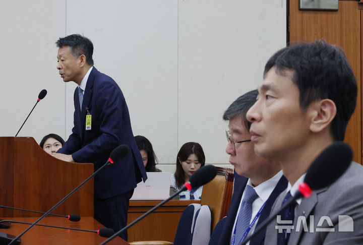 [서울=뉴시스] 고승민 기자 = 김광일 MBK 파트너스 부회장이 17일 서울 여의도 국회에서 열린 정무위원회의 금융감독원, 서민금융진흥원에 대한 국정감사에 증인으로 출석해 의원 질의에 답하고 있다. 오른쪽은 이복현 금융감독원장. 2024.10.17. kkssmm99@newsis.com