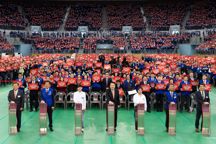 [서울=뉴시스] 최진석 기자 = 윤석열 대통령이 17일 강원도 강릉시 아이스 아레나에서 열린 2024년 바르게살기운동 전국회원대회에서 참석자들과 '자유와 번영의 대한민국' 퍼포먼스에 참여하고 있다. 왼쪽부터 이상민 행정안전부 장관, 김상훈 바르게살기운동 중앙협의회장, 김종욱 중앙협의회 청년 대표, 윤 대통령, 이은소 중앙협의회 청년 대표, 조세연 강원특별자치도 협의회장, 김진태 강원특별자치도지사. (사진=대통령실 제공) 2024.10.17. photo@newsis.com *재판매 및 DB 금지