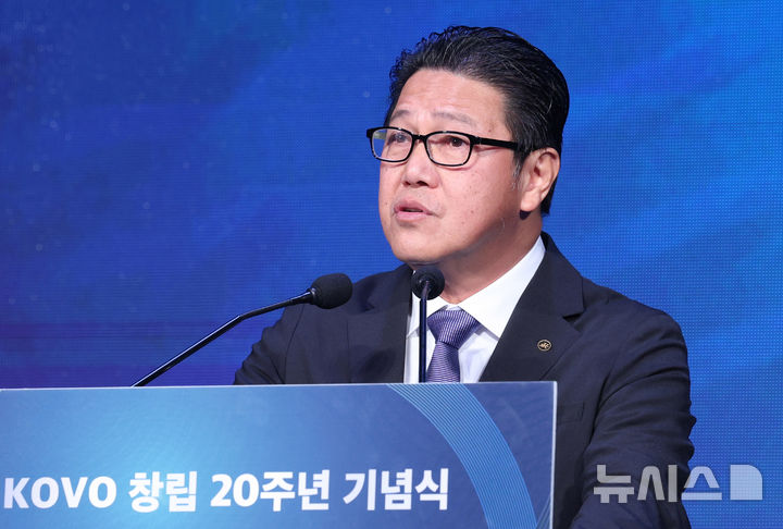 [서울=뉴시스] 추상철 기자 = 라몬 수자라 AVC회장이 17일 오후 서울 서초구 더케이 호텔에서 열린 'KOVO 창립 20주년 기념식'에서 축사를 하고 있다. 2024.10.17. scchoo@newsis.com