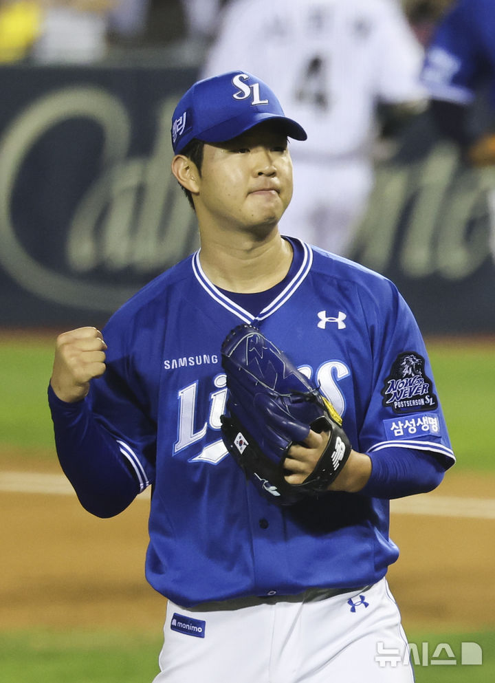 [서울=뉴시스] 김근수 기자 = 17일 서울 송파구 잠실야구장에서 열린 2024 KBO 포스트시즌 플레이오프 3차전 삼성 라이온즈와 LG 트윈스의 경기, 3회말을 무실점으로 이닝을 종료한 삼성 선발 황동재가 주먹을 불끈 쥐고 있다. 2024.10.17. ks@newsis.com