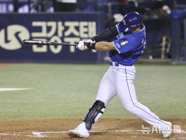 [서울=뉴시스] 김근수 기자 = 17일 서울 송파구 잠실야구장에서 열린 2024 KBO 포스트시즌 플레이오프 3차전 삼성 라이온즈와 LG 트윈스의 경기, 4회초 1사 주자 없는 상황에서 삼성 윤정빈이 안타를 치고 있다. 2024.10.17. ks@newsis.com