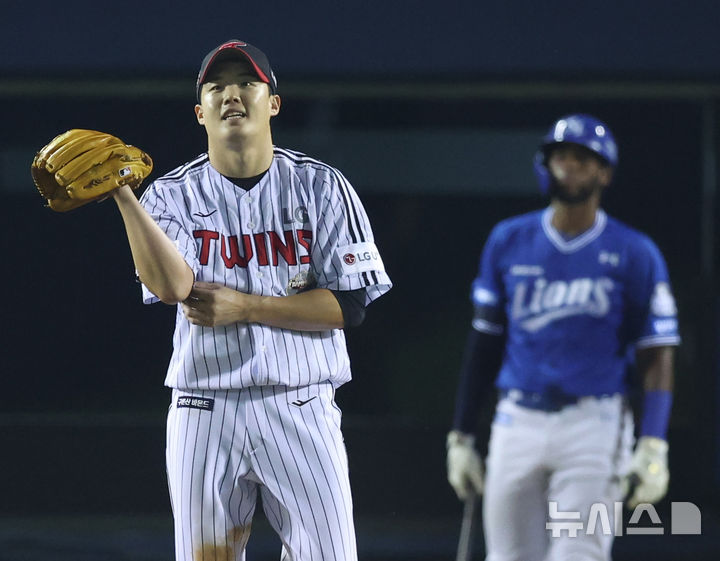 [서울=뉴시스] 김금보 기자 = 17일 서울 송파구 잠실야구장에서 열린 2024 KBO 포스트시즌 플레이오프 3차전 삼성 라이온즈와 LG 트윈스의 경기, 4회초 1사 1루 LG 선발 임찬규가 삼성 디아즈의 홈런성 타구 파울판정에 웃음을 보이고 있다. 2024.10.17. kgb@newsis.com