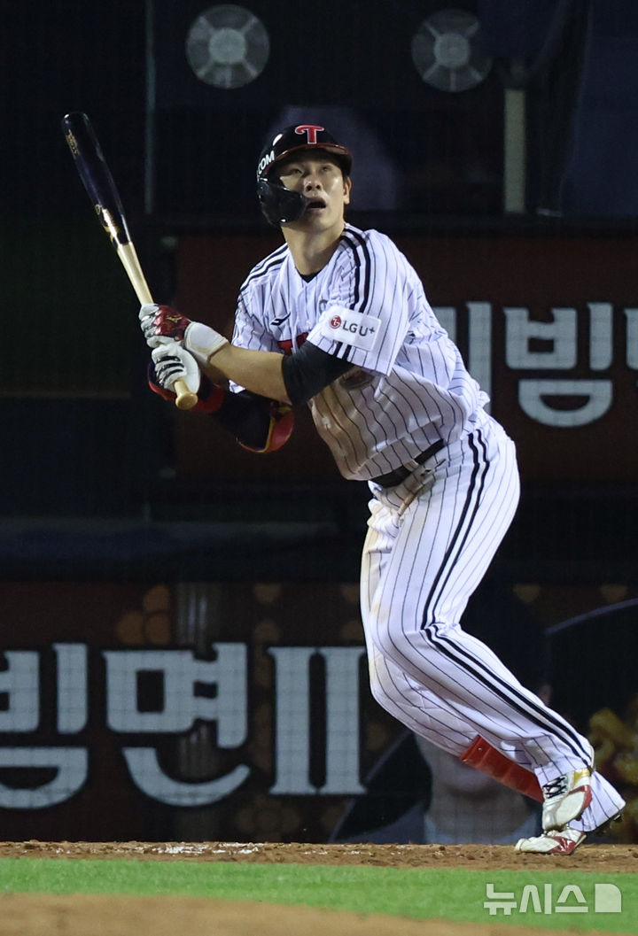 [서울=뉴시스] 김금보 기자 = 17일 서울 송파구 잠실야구장에서 열린 2024 KBO 포스트시즌 플레이오프 3차전 삼성 라이온즈와 LG 트윈스의 경기, 5회말 1사 1,3루 LG 홍창기가 1타점 희생플라이를 치고 있다. 2024.10.17. kgb@newsis.com