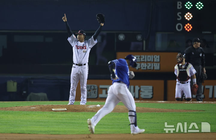 [서울=뉴시스] 김금보 기자 = 17일 서울 송파구 잠실야구장에서 열린 2024 KBO 포스트시즌 플레이오프 3차전 삼성 라이온즈와 LG 트윈스의 경기, 6회초 1사 주자없는 상황 LG 에르난데스가 삼성 윤정빈의 홈런성 타구 우익수 플라이아웃 호수비에 기뻐하고 있다. 2024.10.17. kgb@newsis.com