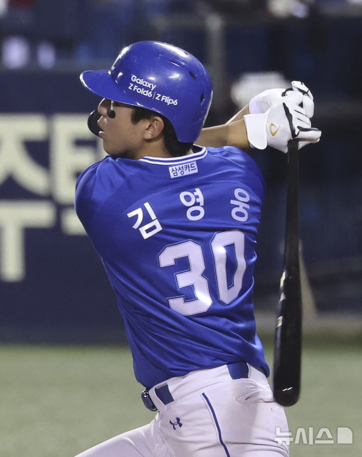 [서울=뉴시스] 김근수 기자 = 17일 서울 송파구 잠실야구장에서 열린 2024 KBO 포스트시즌 플레이오프 3차전 삼성 라이온즈와 LG 트윈스의 경기, 7회초 2사 주자 없는 상황에서 삼성 김영웅이 3루타를 치고 있다. 2024.10.17. ks@newsis.com