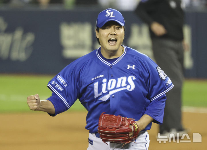 [서울=뉴시스] 김근수 기자 = 17일 서울 송파구 잠실야구장에서 열린 2024 KBO 포스트시즌 플레이오프 3차전 삼성 라이온즈와 LG 트윈스의 경기, 7회말 삼성 투수 김태훈이 병살타를 유도해 이닝을 종료한 뒤 포효하고 있다. 2024.10.17. ks@newsis.com