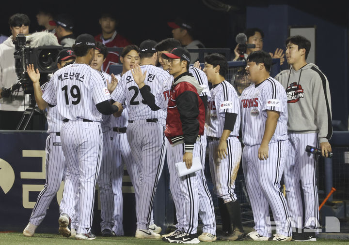 [서울=뉴시스] 김근수 기자 = 17일 서울 송파구 잠실야구장에서 열린 2024 KBO 포스트시즌 플레이오프 3차전 삼성 라이온즈와 LG 트윈스의 경기, 8회초를 무실점으로 마무리한 LG투수 에르난데스가 선수들과 기뻐하고 있다. 2024.10.17. ks@newsis.com