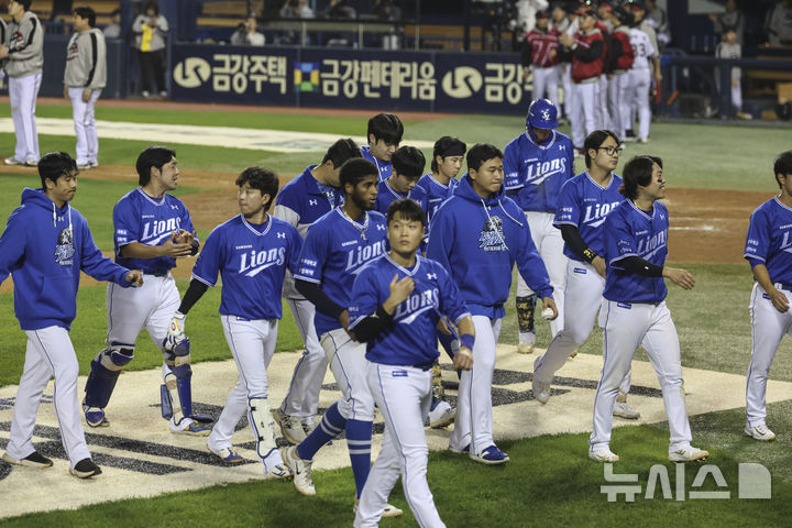 [서울=뉴시스] 김근수 기자 = 17일 서울 송파구 잠실야구장에서 열린 2024 KBO 포스트시즌 플레이오프 3차전 삼성 라이온즈와 LG 트윈스의 경기에서 0-1로 패배한 삼성 라이온즈 선수들이 아쉬워하고 있다. 2024.10.17. ks@newsis.com