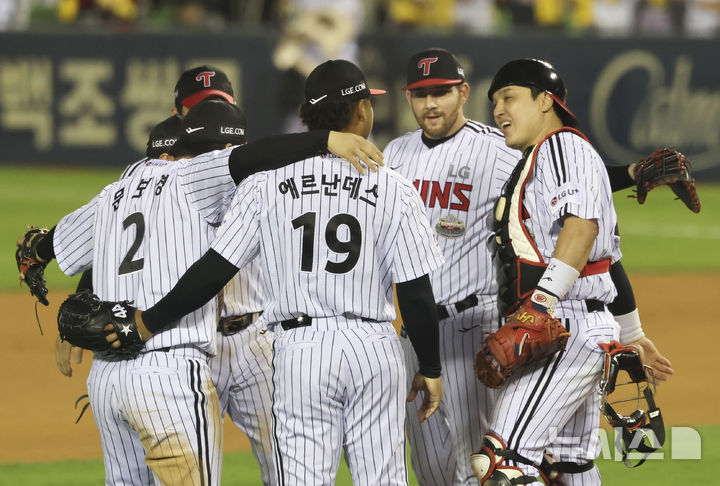 [서울=뉴시스] 김근수 기자 = 17일 서울 송파구 잠실야구장에서 열린 2024 KBO 포스트시즌 플레이오프 3차전 삼성 라이온즈와 LG 트윈스의 경기에서 1-0으로 승리를 거둔 LG 트윈스 선수들이 기뻐하고 있다. 2024.10.17. ks@newsis.com