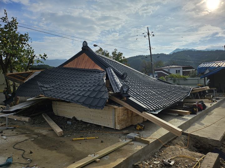 [무주=뉴시스] 18일 오전 8시28분께 전북 무주군 안성면의 한 주택 리모델링 공사 중 지붕이 주저앉았다. 사진은 지붕이 무너진 주택. (사진=전북특별자치도소방본부 제공) 2024.10.18. photo@newsis.com *재판매 및 DB 금지