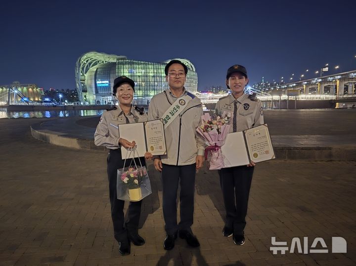 [서울=뉴시스]감사장 수여 후 기념촬영.