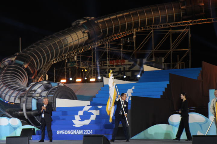 [부산=뉴시스] 김광회 부산시 미래혁신부시장이 지난 17일 경남 김해 김해종합운동장에서 열린 제105회 전국체육대회 폐회식에서 대회기를 받았다. 부산은 25년 만에 제106회 전국체육대회를 내년에 개최한다. (사진=부산시 제공) 2024.10.18. photo@newsis.com *재판매 및 DB 금지