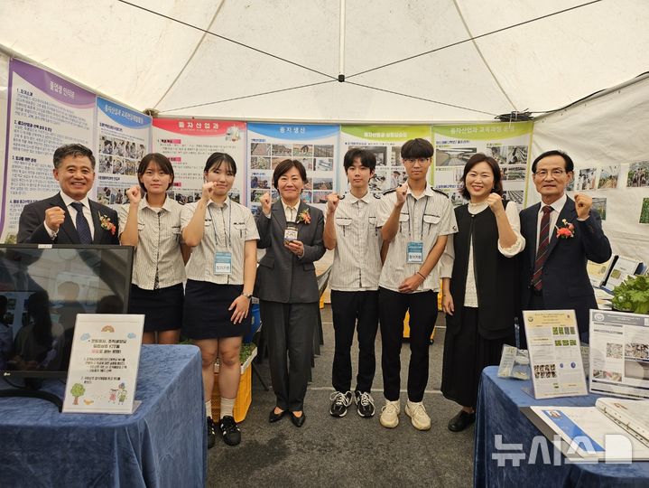 [김제=뉴시스] '국제종자박람회'에 참가한 김제농생명마이스터고등학교 학생과 정성주 김제시장, 학교 관계자 등이 파이팅을 외치고 있다. (사진=김제농생명마이스터고 제공) 2024.10.18. photo@newsis.com *재판매 및 DB 금지
