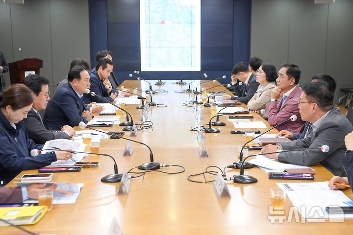 [오산=뉴시스] 이권재 오산시장이 정장선 평택시장을 만난 모습 (사진 = 오산시 제공) 2024.10.18.photo@newsis.com