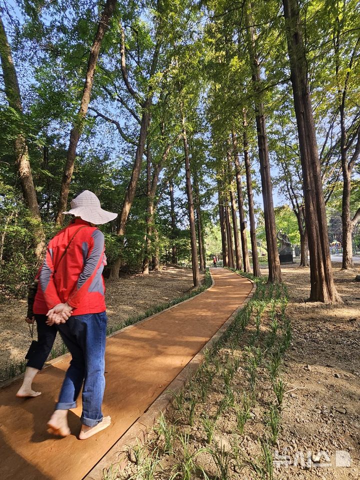 [서울=뉴시스]서울 서초구는 양재동 문화예술공원(양재동 200번지)에 황톳길과 황토체험장을 개장했다고 18일 밝혔다. (사진=서초구 제공). 2024.10.18. photo@newsis.com 