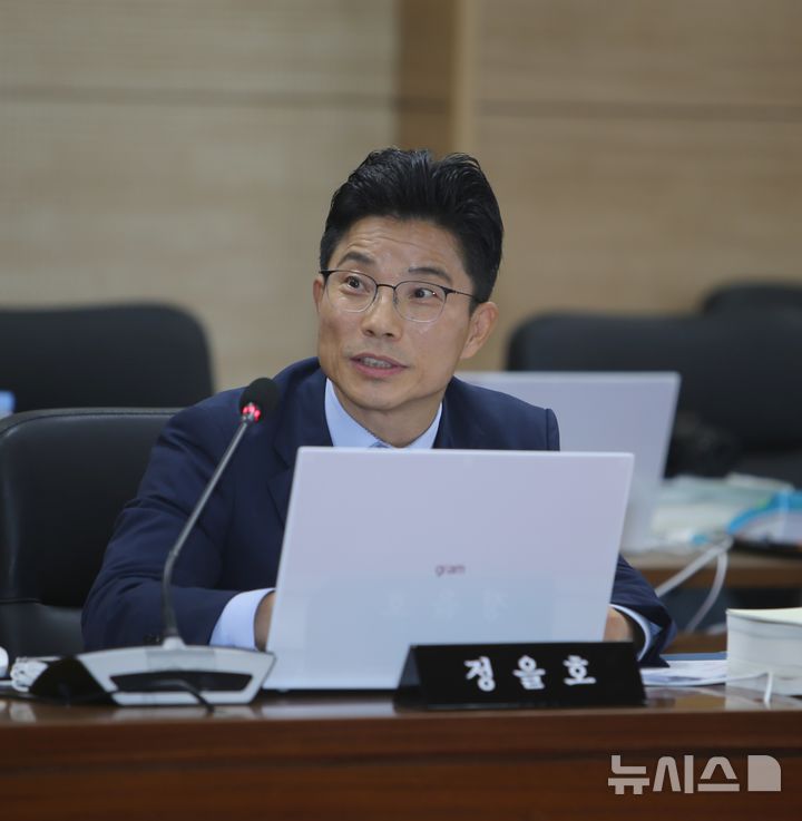 [청주=뉴시스] 서주영 기자 = 정을호 더불어민주당 의원이 18일 충북 청주시 충북대학교에서 열린 국회 교육위원회 국정감사에서 질의하고 있다. 2024.10.18. juyeong@newsis.com