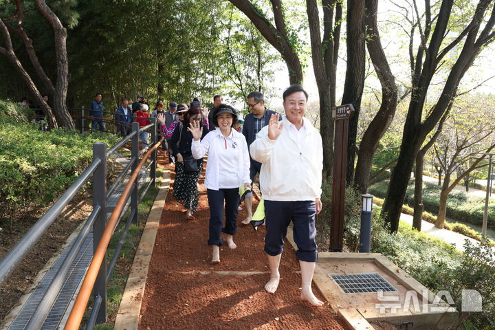 [의왕=뉴시스] 의왕시는 최근 왕송호수 공원 ‘맨발걷기길’을 조성·개장했다. (사진=의왕시 제공). 2024.10.18.photo@newsis.com