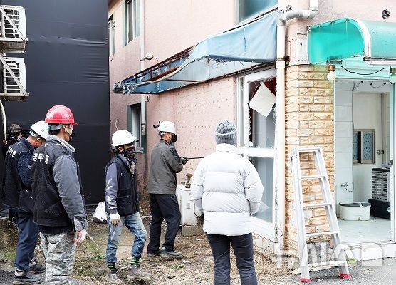 [파주=뉴시스] 경기 파주시 성매매 집결지 내 불법건축물 강제 철거 행정대집행. (사진=파주시 제공) 2024.10.18. photo@newsis.com