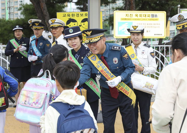 대전경찰청이 18일 오전 동구 가양쵸 앞에서 등교하는 학생들을 대상으로 교통안전 캠페인을 실시했다.(사진=대전경찰청 제공) *재판매 및 DB 금지