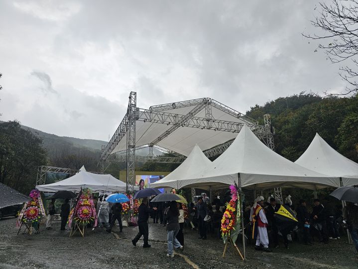 [서산=뉴시스] 김덕진 기자=18일 서산 가야산 산림복지단지가 들어설 운산면 신창리 일원에서 착공식이 열리고 있다. 2024.10.18 spark@newsis.com *재판매 및 DB 금지