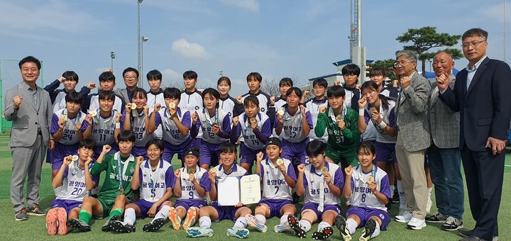 [무안=뉴시스] 최근 경남 일원에서 열린 제105회 전국체육대회에 출전해 금메달을 수확한 광양여자고등학교 축구부. (사진 = 전남교육청 제공) 2024.10.18. photo@newsis.com *재판매 및 DB 금지