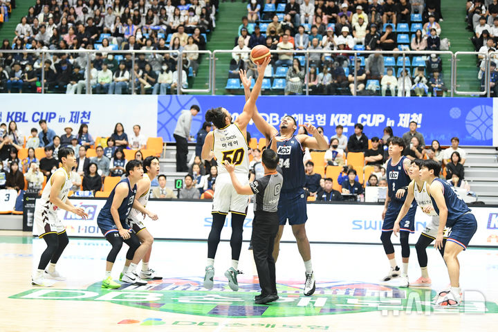 [서울=뉴시스]프로농구 KCC-KT 컵대회 경기 장면. (사진=KBL 제공)