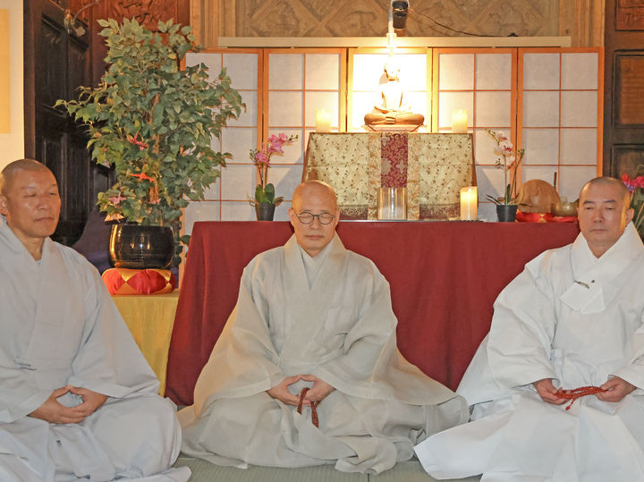 [서울=뉴시스] 10일(현지시간) 미국 코네티컷주 뉴헤이븐 예일대 기숙사 내 불교법당에서 선명상을 하는 대한불교조계종 총무원장 진우스님(가운데) (사진=대한불교조계종 제공) 2024.10.18. photo@newsis.com  *재판매 및 DB 금지