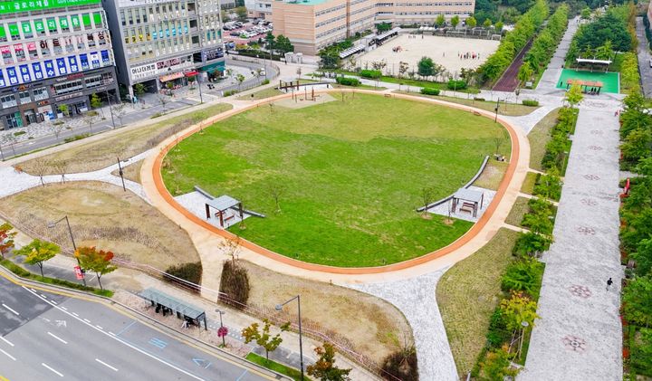 [뉴시스=세종] 탈바꿈된 새롬동 체육시설용지 잔디광장 전경.2024.10.18.(사진=세종시) *재판매 및 DB 금지