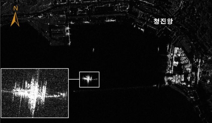 [서울=뉴시스]국가정보원은 18일 러시아 태평양함대 소속 상륙함 4척 및 호위함 3척이 8~13일 북한 청진·함흥·무수단 인근 지역에서 북한 특수부대 1500명을 러시아로 이송했다면서 관련 위성사진을 공개했다. (사진=국정원 제공) 2024.10.18.