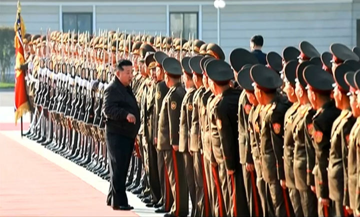 [서울=뉴시스] 북한 조선중앙TV는 김정은 국무위원장이 17일 조선인민군 제2군단 지휘부를 방문했다고 보도했다. 김 위원장은 이 자리에서 경의선·동해선 남북 연결도로 일부 구간을 폭파한 사실을 언급하고 "우리 군대는 대한민국이 타국이며 명백한 적국이라는 엄연한 사실을 다시 한번 똑바로 새겨야 한다"고 말했다. (사진=조선중앙TV 캡처) 2024.10.18. photo@newsis.com *재판매 및 DB 금지