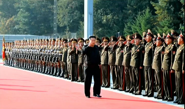 [서울=뉴시스] 북한 조선중앙TV는 김정은 국무위원장이 17일 조선인민군 제2군단 지휘부를 방문했다고 보도했다. 김 위원장은 이 자리에서 경의선·동해선 남북 연결도로 일부 구간을 폭파한 사실을 언급하고 "우리 군대는 대한민국이 타국이며 명백한 적국이라는 엄연한 사실을 다시 한번 똑바로 새겨야 한다"고 말했다. (사진=조선중앙TV 캡처) 2024.10.18. photo@newsis.com *재판매 및 DB 금지