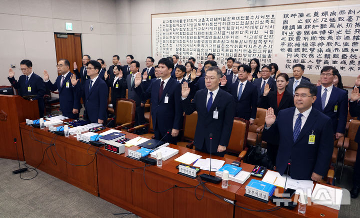 [서울=뉴시스] 고승민 기자 = 박세현(왼쪽) 서울고등검찰청장과 이창수 서울중앙지검장 등 피감기관 대표자들이 18일 서울 여의도 국회에서 열린 법제사법위원회의 서울고등검찰청 등 국정감사에서 증인선서를 하고 있다. 2024.10.18. kkssmm99@newsis.com