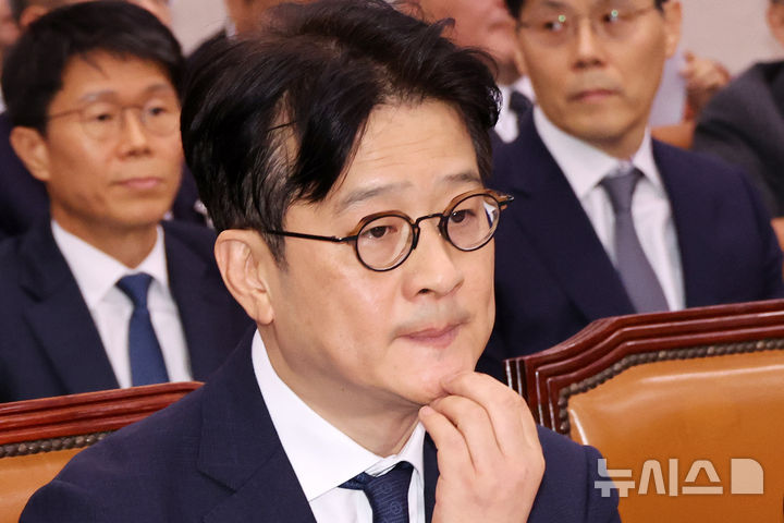 [서울=뉴시스] 조성우 기자 = 이창수 서울중앙지검장이 18일 오전 서울 여의도 국회에서 열린 법제사법위원회의 서울고등검찰청, 서울중앙지방검찰청 등에 대한 국정감사에서 잠시 얼굴을 만지고 있다. 2024.10.18. xconfind@newsis.com