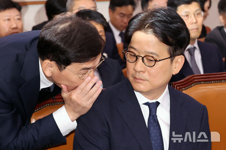 [서울=뉴시스] 조성우 기자 = 이창수(오른쪽) 서울중앙지검장이 18일 오전 서울 여의도 국회에서 열린 법제사법위원회의 서울고등검찰청, 서울중앙지방검찰청 등에 대한 국정감사에서 관계자와 대화하고 있다. 2024.10.18. xconfind@newsis.com