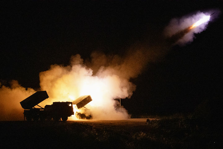 [서울=뉴시스] 육군 1군단이 17일 강원도 고성 일대에서 동해상 표적지(육지에서 17km 이격)를 향해 130mm 로켓탄 천무 실사격을 하고 있다. (사진=육군 제공) 2024.10.18. photo@newsis.com *재판매 및 DB 금지